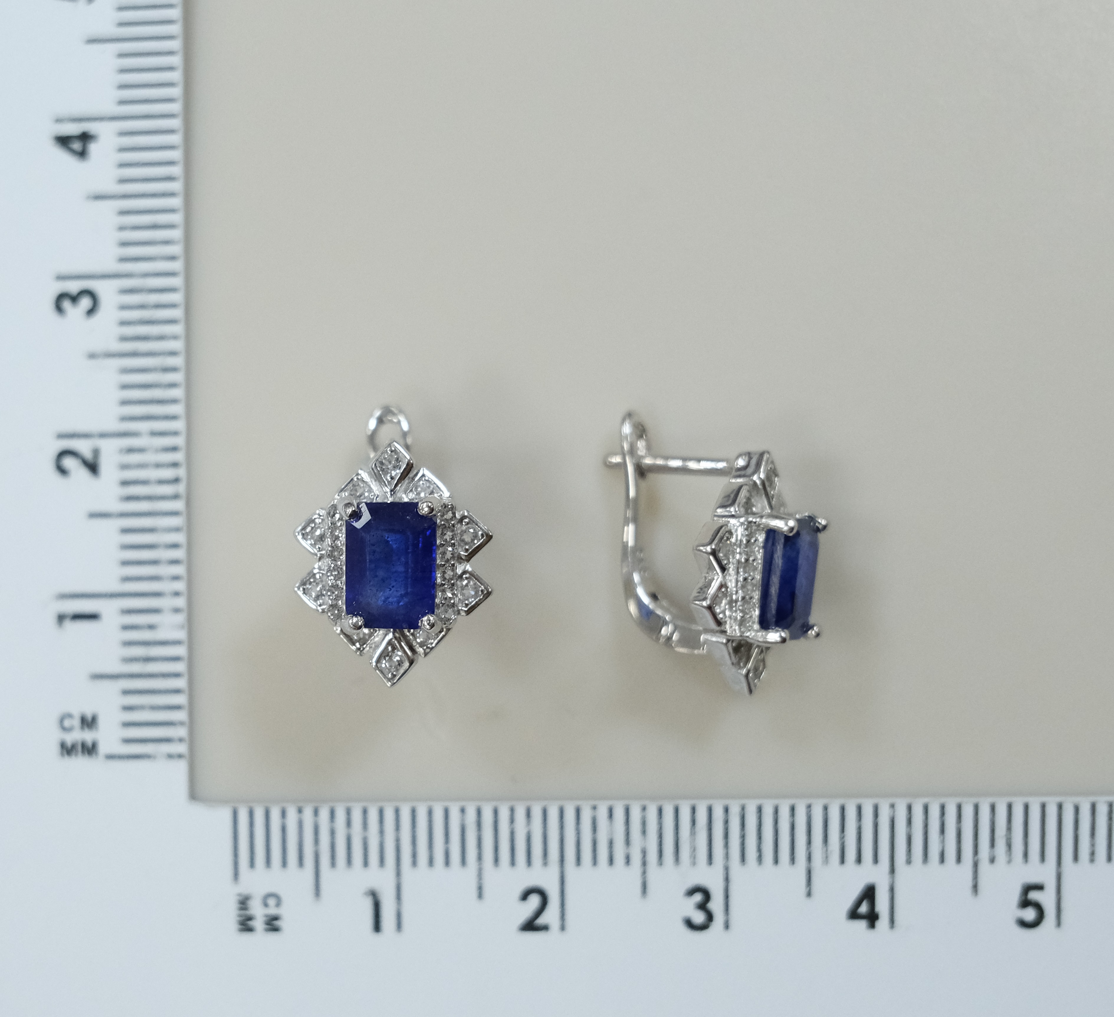 Серебряные серьги с сапфирами